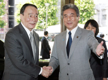 Chinese Vice Premier Wang Qishan (L) shakes hands with Japanese Foreign Minister Hirofumi Nakasone prior to the meeting in Tokyo, capital of Japan, June 7, 2009. The second China-Japan high-level economic dialogue, co-chaired by Wang Qishan and Hirofumi Nakasone, opened here Sunday.