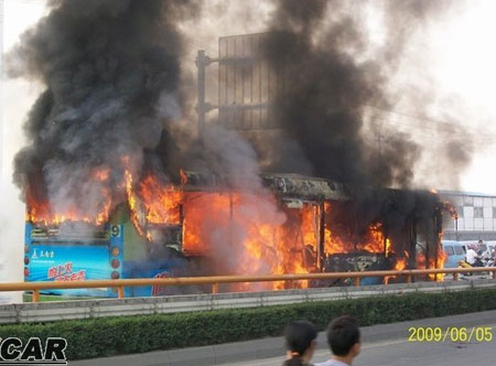 The burning bus is seen in this picture taken on June 5, 2009 in Chengdu, Southwest China's Sichuan Province. At least 25 people died in the bus blaze Friday morning. [scol.com]