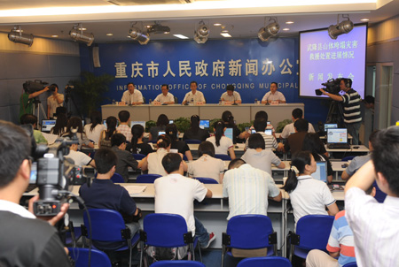 Ai Yang (C), local government spokesman, attends a press conference in southwest China's Chongqing Municipality, June 6, 2009. Authorities confirmed Saturday afternoon 74 people were missing and eight others were injured in the landslide. 