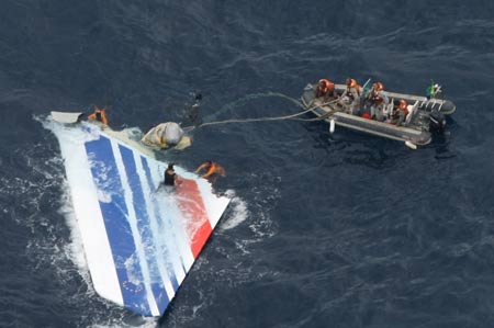 A handout picture from the Brazilian Air Force shows Brazilian Navy divers recovering a huge part of the rudder of the Air France Airbus A330 out of the Atlantic Ocean, some 745 miles (1,200 km) northeast of Recife. Brazilian Air Force and Navy corrected at a press conference at Recife on Monday that the bodies of victims of the crashed Air France Airbus A330 had been recovered were not 17 but 16. [Xinhua/Brazilian Air Force/Handout]