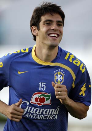 Brazil's Kaka runs during a soccer training session at Arruda stadium in Recife, northeastern Brazil June 8, 2009.Kaka, Brazil's 2007 World Footballer of the Year, completed his transfer from Italian Serie A side AC Milan to Spain's Real Madrid late on Monday, both clubs said. [Xinhua/Reuters]