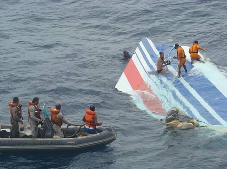 A handout picture from the Brazilian Air Force shows Brazilian Navy divers recovering a huge part of the rudder of the Air France Airbus A330 out of the Atlantic Ocean, some 745 miles (1,200 km) northeast of Recife. Brazilian Air Force and Navy corrected at a press conference at Recife on Monday that the bodies of victims of the crashed Air France Airbus A330 had been recovered were not 17 but 16. [Xinhua/Brazilian Air Force/Handout]