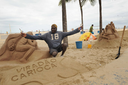 A local artist shows his sand carving in Copacabana, a well-known coast in Rio de Janeiro, Brazil, June 7, 2009. Artists from Brazil gathered in the coast of Copacabana to present sand carvings to visitors.[Xinhua]