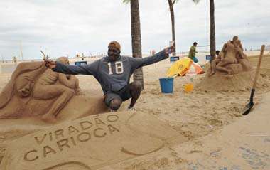 A local artist shows his sand carving in Copacabana, a well-known coast in Rio de Janeiro, Brazil, June 7, 2009. Artists from Brazil gathered in the coast of Copacabana to present sand carvings to visitors.[Xinhua]