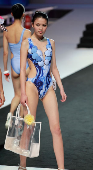 A model presents a creation during a fashion show of the Sixth Swimsuit Design Contest of China in the Water Cube, the National Aquatics Center, in Beijing, capital of China, June 8, 2009. [Luo Wei/Xinhua]