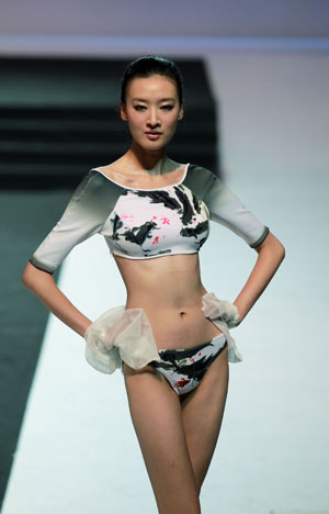 A model presents a creation during a fashion show of the Sixth Swimsuit Design Contest of China in the Water Cube, the National Aquatics Center, in Beijing, capital of China, June 8, 2009. [Luo Wei/Xinhua]