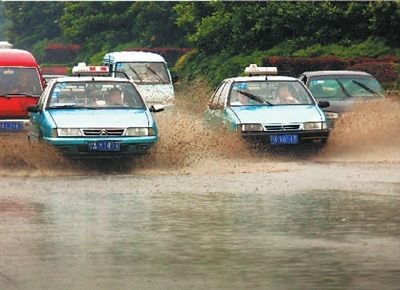Thunderstorm hit Hubei Province on June 8, 2009. [Wuhan Evening News]