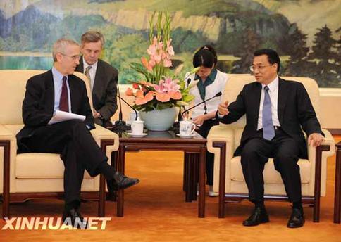 Chinese Vice Premier Li Keqiang (1st R) meets with Todd Stern, U.S. special envoy for climate change, at the Great Hall of the People in Beijing, capital of China, on June 8, 2009.
