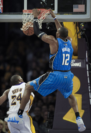 Orlando Magic's Dwight Howard (12) dunks over Los Angeles Lakers guard Kobe Bryant (24) during the second half of Game 2 of the NBA basketball finals Sunday, June 7, 2009, in Los Angeles. (Xinhua/Qi Heng) 