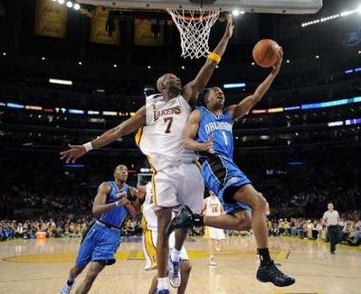 Orlando Magic Rafer Alston (R) shoots over Los Angeles Lakers' Lamar Odom during the second half of Game 2 of the NBA Finals in Los Angeles, June 7 2009. The Lakers won 101-96.(Xinhua/Reuters Photo) 