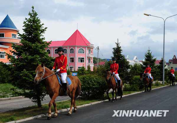 A team of policeman patrol the city street on horsebacks in Aershan. Photo taken on June 8. [Photo: Xinhuanet] 