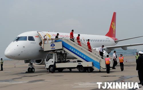 Airline crew members stepped off the 'Harmony' E190 Aircraft of the newly established Tianjin Airlines on June 6, 2009. [Xinhua]