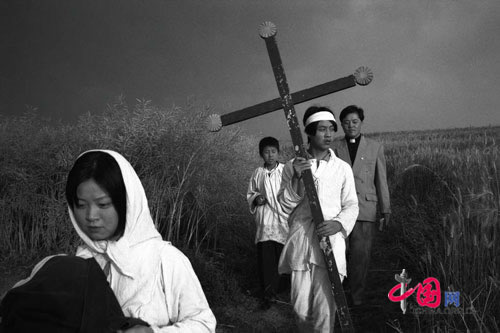 A priest attends a funeral. Qishan county, June, 1997