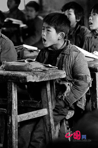 Though living in poverty, pupils are still working hard at school, Xin county, Henan, April 1991.
