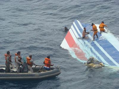 A handout picture from the Brazilian Air Force shows Brazilian Navy divers recovering a huge part of the rudder of the Air France Airbus A330 out of the Atlantic Ocean, some 745 miles (1,200 km) northeast of Recife. Brazilian Air Force and Navy corrected at a press conference at Recife on Monday that the bodies of victims of the crashed Air France Airbus A330 had been recovered were not 17 but 16. [Xinhua/Brazilian Air Force/Handout]