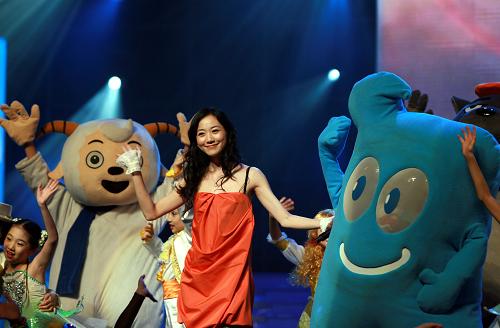 Chinese singer-actress Han Xue performs during the opening gala of the 15th Shanghai Television Festival at the Shanghai Grand Theater in east China's Shanghai June 8, 2009.