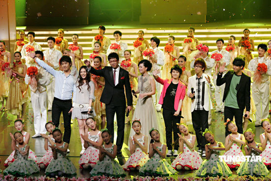 Hosts and performers are seen at the opening gala of the 15th Shanghai Television Festival at the Shanghai Grand Theater in east China's Shanghai June 8, 2009. 