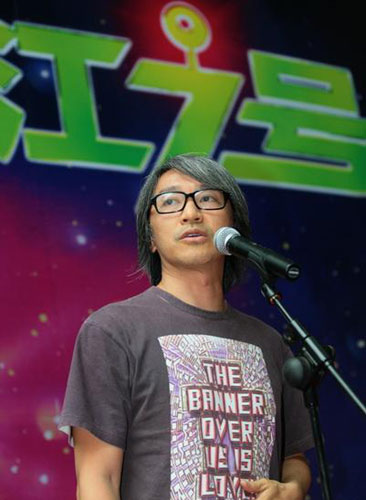 Stephen Chow speaks at a press conference in Beijing on Monday, June 8, 2009.