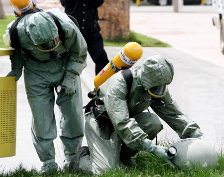 Members of the special police check the site of a 'dirty bomb' during an anti-terrorism drill in Hohhot, capital of north China's Inner Mongolia Autonomous Region, June 9, 2009. [Zheng Huansong/Xinhua]