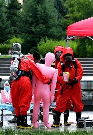 Members of the special police rescue a 'victim' during an anti-terrorism drill in Hohhot, capital of north China's Inner Mongolia Autonomous Region, June 9, 2009. [Zheng Huansong/Xinhua]