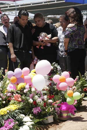 People attend a funeral for children who died in a fire in a daycare center in Hermosillo, Sonora state, Mexico, on June 8, 2009. The fire took place in the daycare center here on June 5 have already claimed 43 children's lives.[Xinhua]