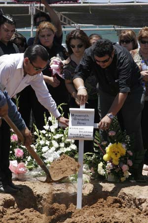 People held a funeral for children who died in a fire in a daycare center in Hermosillo, Sonora state, Mexico, on June 8, 2009. The fire took place in the daycare center here on June 5 have already claimed 43 children's lives. [Xinhua]