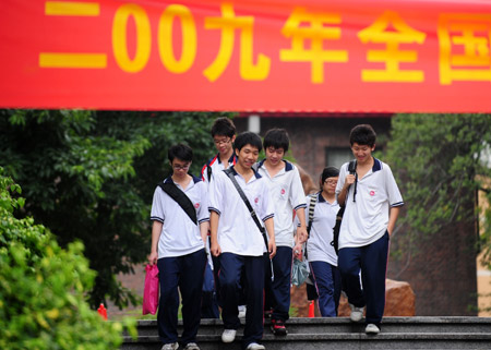 Students walk out after finishing their college entrance exam at a middle school in Guangzhou, capital of south China's Guangdong Province, June 9, 2009. [Chen Yehua/Xinhua]