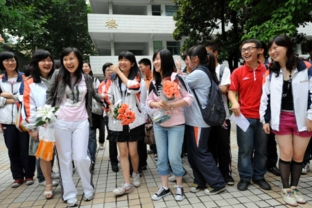 Students walk out after finishing their college entrance exam at a middle school in Nanjing, capital of east China's Jiangsu Province, June 9, 2009.[Sun Can/Xinhua]