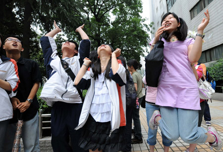 Students react after finishing their college entrance exam at a middle school in Nanjing, capital of east China's Jiangsu Province, June 9, 2009. [Sun Can/Xinhua]