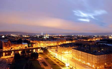  Picture taken at around 3:00 a.m. local time on June 6, 2009 shows a view of St. Petersburg, a Russian city lying at 60°north latitude. The day length in St. Petersburg can be nearly 20 hours in summer months, a natural phenomenon known as the White Nights that occurs in areas of high latitude. [Lu Jinbo/Xinhua] 