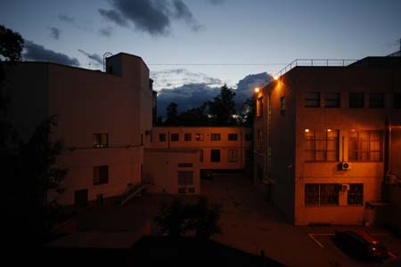 Picture taken at midnight June 7, 2009 shows a view of St. Petersburg, a Russian city lying at 60°north latitude. The day length in St. Petersburg can be nearly 20 hours in summer months, a natural phenomenon known as the White Nights that occurs in areas of high latitude. [Lu Jinbo/Xinhua]