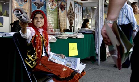 A child hands out leaflets promoting local tourism during a culture festival in Mexico City, capital of Mexico, on June 8, 2009. A cultural festival was held here until June 14 by local government to revitalize the tourism in the city. [Bao Feifei/Xinhua]