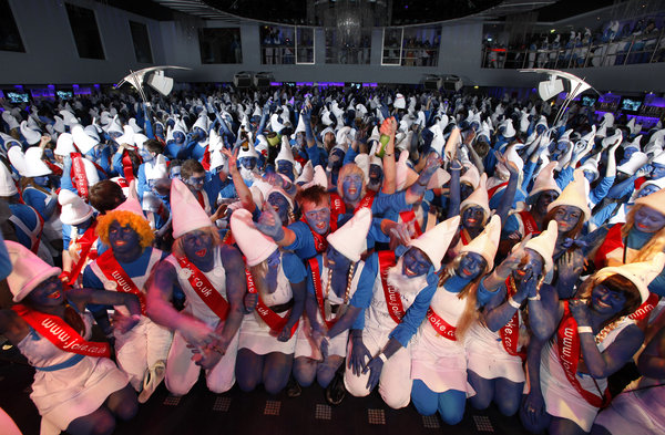 2510 people celebrate in smurf style after they broke the world record for the most people dressed as smurfs, at Oceana nightclub in Swansea, on the 8th of June 2009. [CFP]