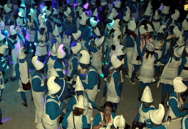 2510 determined Swansea University students have smashed the world record for the most people gathering in Smurf costumes at Oceania Club in the south Wales city. Jokers' Masquerade provided 3500 dressing up kits to make sure that the last record of 1253 in Castleblayney last year was beaten. Guinness World Records were there for the official counting. [CFP] 
