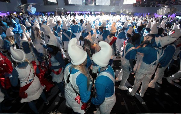 Some of the 2,510 people in the Oceana nightclub in Swansea, the majority of whom were students from the local university, that gathered to smash the world record for the largest number of people dressed as Smurfs. [CFP]