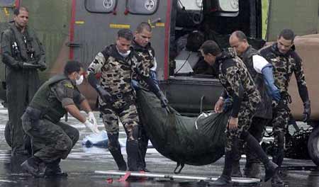 Members of the Brazilian Air Force carry the body of a victim of Air France Flight 447 that went missing en route from Rio to Paris, at a base in Fernando de Noronha island June 9, 2009. [Xinhua/Reuters]