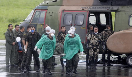 Members of the Brazilian Air Force carry the body of a victim of the Air France Flight 447 that went missing en route from Rio to Paris, at a base in Fernando de Noronha island June 9, 2009. [Xinhua/Reuters]