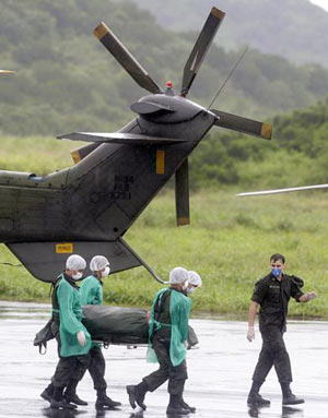 Members of the Brazilian Air Force carry the body of a victim of Air France Flight 447 that went missing en route from Rio to Paris, at a base in Fernando de Noronha island June 9, 2009. [Xinhua/Reuters]