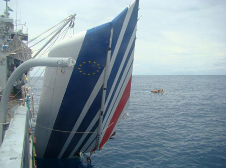 Handout picture released on June 9, 2009 by the Brazilian Navy shows a piece of tailfin of the Air France A330 aircraft that crashed June 1 while in midflight over the Atlantic ocean, being hoisted by a Navy rescue vessel. [Xinhua/Brazilian Air Force/Handout]