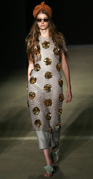 A model presents a creation from Walter Rodrigues' 2010 spring/summer collection during Fashion Rio Show in Rio de Janeiro June 9, 2009.[Xinhua/Reuters]