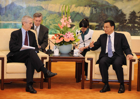 Chinese Vice Premier Li Keqiang (1st R) meets with Todd Stern, U.S. special envoy for climate change, at the Great Hall of the People in Beijing, capital of China, on June 8, 2009. (Xinhua/Rao Aimin)