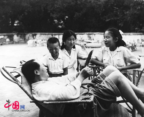 Mao Zedong spending time with his daughters Li Min and Li Na, and his nephew Mao Yuanxin, at Fragrance Hill, 1949 (by Xu Xiaobing, Hou Bo&apos;s husband and also a photographer for the government)