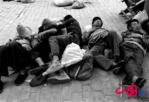 Harvesters sleeping on the ground at a train station, Guo county, Shanxi, 1987
