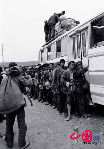 Harvesters waiting for the bus to take them home, Fengxiang, Shangxi, 1987