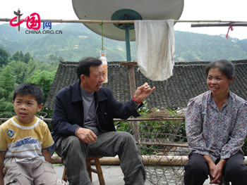 Meng Renjun (M) talking with his wife Zhang Yingju (L) and his son Meng Jisheng (L) 