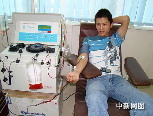 A citizen gives blood for the bus fire victims in the General Hospital of the Chengdu Military Regional Command in Chengdu, on June 9. [Photo:Chinanew.com]