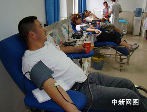 People give blood donations for the bus fire victims in the General Hospital of the Chengdu Military Regional Command in Chengdu, on June 9. [Photo:Chinanew.com] 