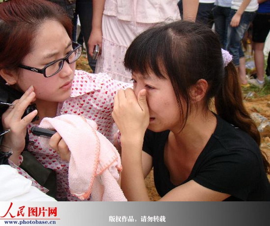 A girl who lives in the dorm destroyed by fire that broke out on Wednesday, June 10, 2009, wails after having lost everything in the fire. [Photo: photobase.cn]