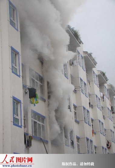 A woman's dormitory on the 5th floor of the Hubei University for Nationalities is under fire on Wednesday noon, June 10, 2009. [Photo: photobase.cn]