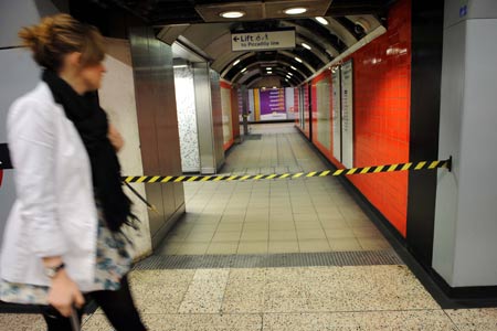 A transit channel is seen closed during a strike at the Green Park tube station in London, June 10, 2009.[Zeng Yi/Xinhua]